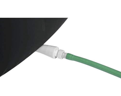 Regenspeicher mit grünem Gartenschlauch und Verbindungselement