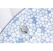Detailansicht einer aufblasbaren Badewanne mit blauem Muster und Ventil