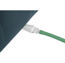 Detailaufnahme eines Regentonnenanschlusses mit Gartenschlauch