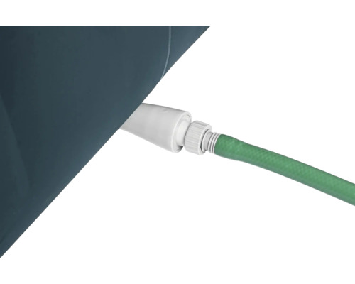 Detailaufnahme eines Regentonnenanschlusses mit Gartenschlauch