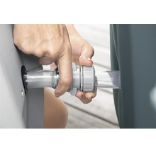 Montage einer transparenten Schlauchverbindung an einem Wasserbehälter