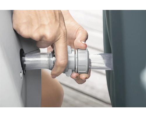 Montage einer transparenten Schlauchverbindung an einem Wasserbehälter