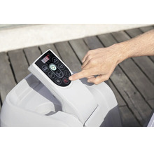 Person bedient das Bedienfeld eines Whirlpools