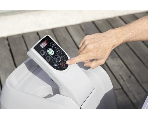 Person bedient das Bedienfeld eines Whirlpools