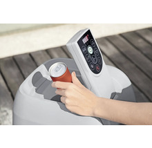 Person legt Getränkedose in Whirlpool mit Bedienfeld