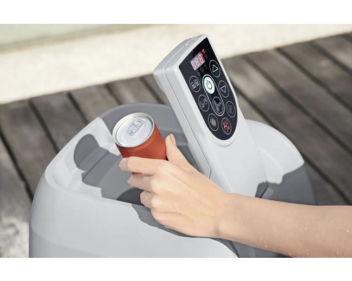 Person legt Getränkedose in Whirlpool mit Bedienfeld