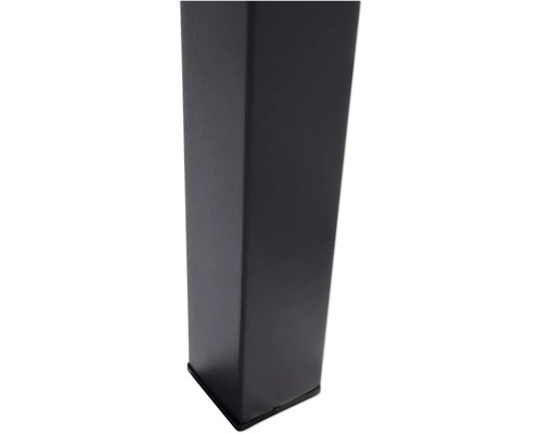 Detailansicht eines schwarzen, quadratischen Möbelfußes