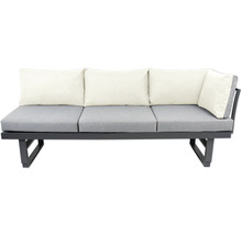 Gartensofa mit grauen Auflagen und hellen Kissen