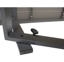 Detailansicht von einem Gartentischbein mit Stellschraube