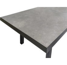 Detailansicht eines Gartentisches mit Tischplatte und Tischbeinen