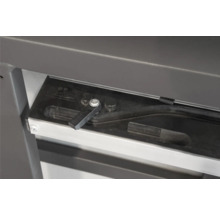 Detailaufnahme eines Grillreglers mit Schraube und Hebel