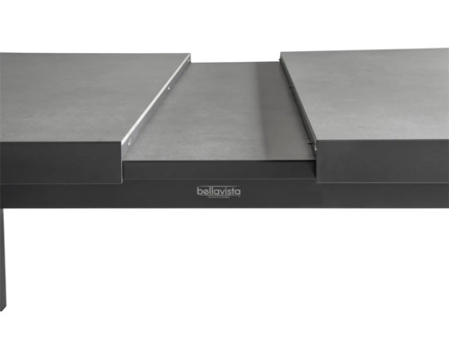 Detailansicht eines Gartentisches mit Ausziehfunktion und Bellavista Home & Garden Logo