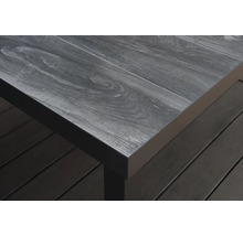 Detailansicht eines Gartentisches mit Holzoptik