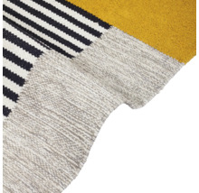 Teppich mit Streifenmuster und einfarbiger Fläche