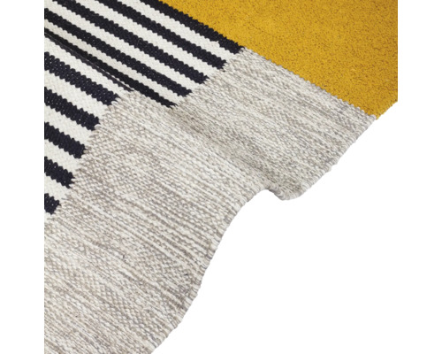 Teppich mit Streifenmuster und einfarbiger Fläche