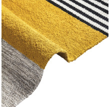 Teppich mit Streifenmuster und gewebter Textur