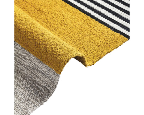 Teppich mit Streifenmuster und gewebter Textur