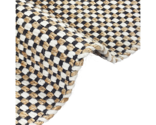 Detailansicht eines Teppichs mit Schachbrettmuster