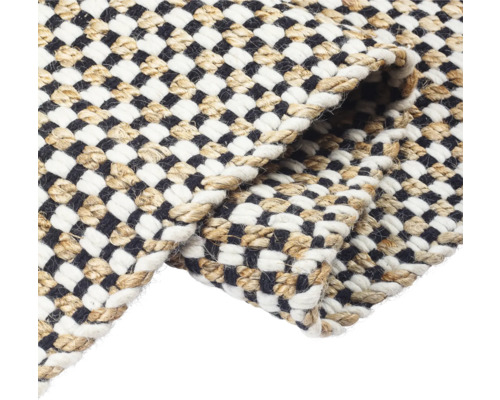 Nahaufnahme eines geflochtenen Teppichs mit Schachbrettmuster