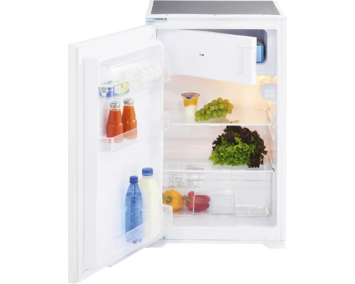 Réfrigérateur blanc ouvert avec des aliments