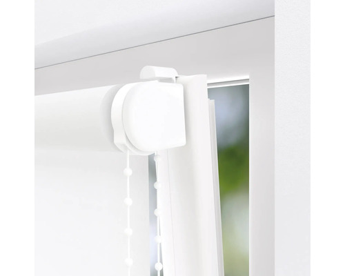 Nahaufnahme eines weißen Rollos am Fenster