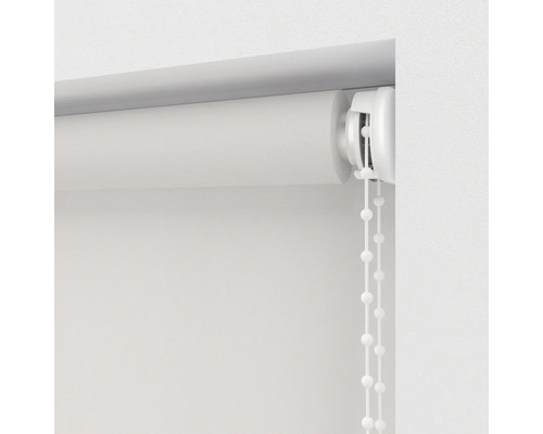 Weisse Rollgardine mit Kettenzug am Fenster