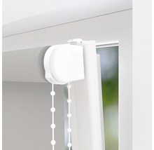 Detailansicht einer grauen Fensterrollo mit Bedienkette