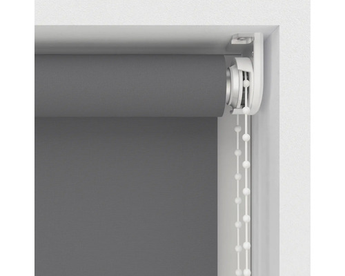 Graues Rollo mit Kettenzug im Fensterrahmen.