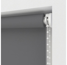 Graues Rollo mit Kettenzug zur Fensterdekoration