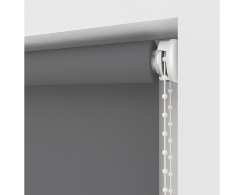 Graues Rollo mit Kettenzug zur Fensterdekoration