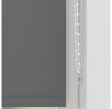 Graues Rollo mit Kettenzug am Fenster