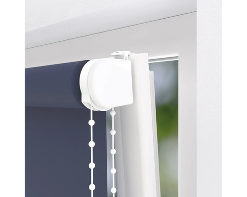 Detailansicht eines Rollos mit Kettenzug am Fenster