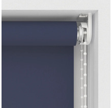 Dunkelblaue Rollmarkise mit Kettenzug in einem Fensterrahmen.