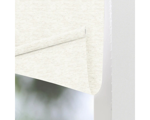 Detailansicht einer beigen Fensterjalousie zur Lichtsteuerung und zum Sichtschutz