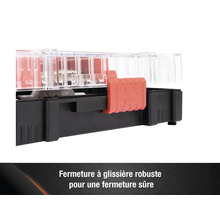 Gros plan d'une boîte à fusibles avec fermeture coulissante