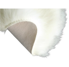 Gros plan d'un tapis avec fausse fourrure