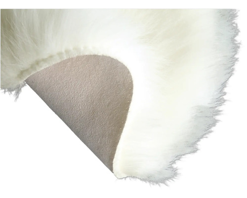 Gros plan d'un tapis avec fausse fourrure