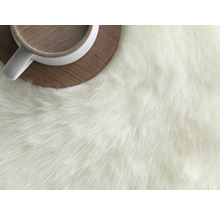 Gros plan d'un tapis à poils longs avec une tasse sur un sous-verre