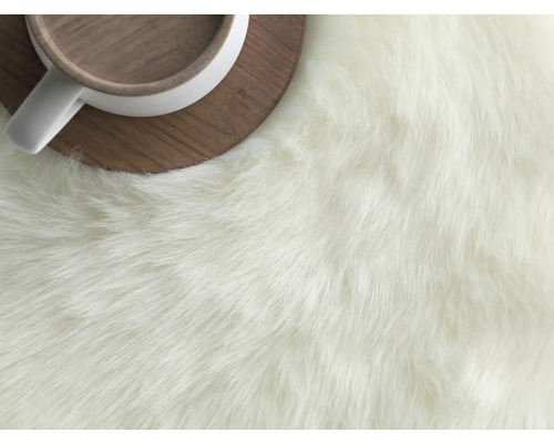 Gros plan d'un tapis à poils longs avec une tasse sur un sous-verre