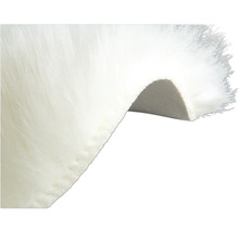 Vue détaillée d'un tapis blanc à poils longs