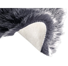 Tapis en fausse fourrure grise avec coin replié