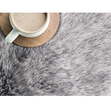 Tapis gris à poils longs avec tasse