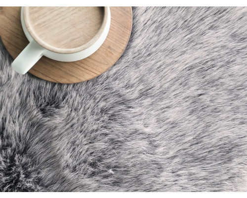 Tapis gris à poils longs avec tasse