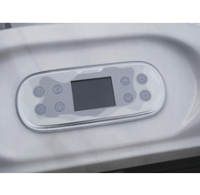 Bedienfeld mit Display und mehreren Tasten am Whirlpool