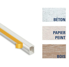 Goulotte de protection de câbles en plastique avec bande adhésive et exemples d'application pour béton, papier peint et bois