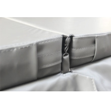 Detailaufnahme einer faltbaren Matratze mit Verbindungselementen.