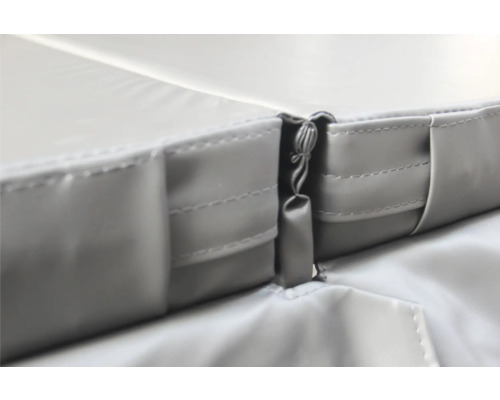 Detailaufnahme einer faltbaren Matratze mit Verbindungselementen.