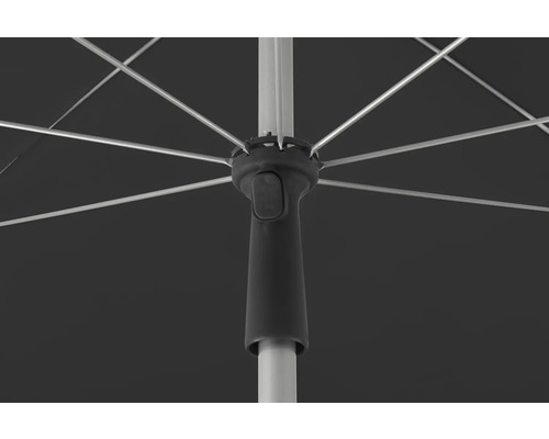 Detailansicht eines Sonnenschirms mit Streben und Mechanismus