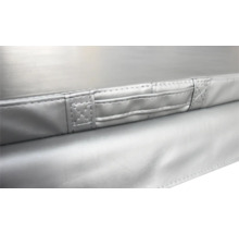 Detailaufnahme einer Poolabdeckung mit Tragegriff