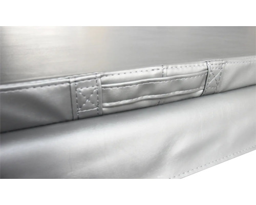 Detailaufnahme einer Poolabdeckung mit Tragegriff